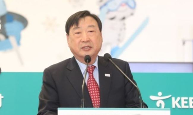 In this file photo from Dec. 27, 2017, Lee Hee-beom, head of the 2018 PyeongChang Winter Olympics organizing committee, speaks during the opening ceremony of a promotional center for the games at KEB Hana Bank's headquarters in Seoul. (Yonhap)