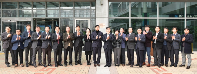 18일 경기도경제과학진흥원에서 열린 2018년 연구개발지원단 성과공유회 및 현판식’에 17개 시도 연구개발지원단장 등이 참석해 축하했다.[사진제공=경기경제과학원]
18일 경기도경제과학진흥원에서 열린 2018년 연구개발지원단 성과공유회 및 현판식’에 17개 시도 연구개발지원단장 등이 참석해 축하했다.[사진제공=경기경제과학원]