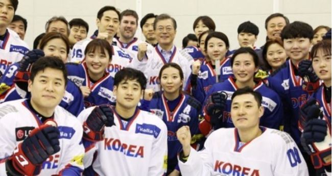 Members of the South Korean men's and women's national hockey teams pose for photos with President Moon Jae-in (C, back row) during his visit to the Jincheon National Training Center in Jincheon, North Chungcheong Province, on Jan. 17, 2018. South Korea announced a 25-player roster for men and a 23-player roster for women for the 2018 PyeongChang Winter Olympics. Game day rosters for both tournaments are set at 22 players. (Yonhap)