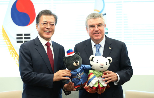 South Korean President Moon Jae-in (left) presents mascots of 2018 PyeongChang Winter Olympic Games to Thomas Bach, president of the International Olympic Committee, as the two met on the sidelines of the UN General Assembly in New York on Sept. 19, 2017. (Yonhap)