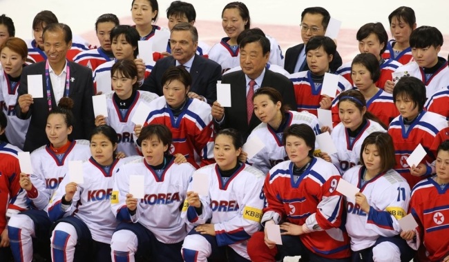 Players from both South Korea and North Korea pose for group pictures after their game at the International Ice Hockey Federation Women's World Championship Division II Group A tournament at Gangneung Hockey Centre in Gangneung, Gangwon Province in April 2017. (Yonhap)