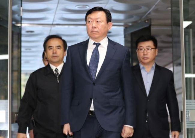 Lotte chairman Shin Dong-bin (center) (Yonhap)