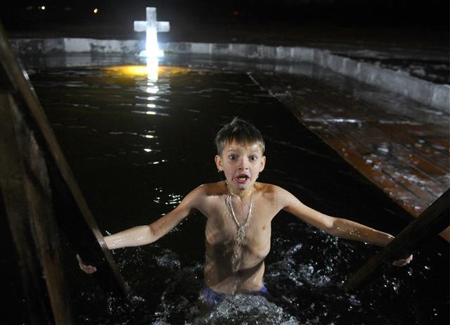 <YONHAP PHOTO-5076> MINSK, BELARUS - JANUARY 18, 2017: An Orthodox believer dips in the icy waters of Tsnyanskoye (Tsna) Reservoir during the celebration of Epiphany. In Eastern Christianity, the feast of Epiphany commemorates the Baptism of Jesus. The Russian Orthodox Church celebrates the holiday according to the Julian calendar. Viktor Drachev/TASS/2018-01-19 08:13:31/ <저작권자 ⓒ 1980-2018 ㈜연합뉴스. 무단 전재 재배포 금지.>