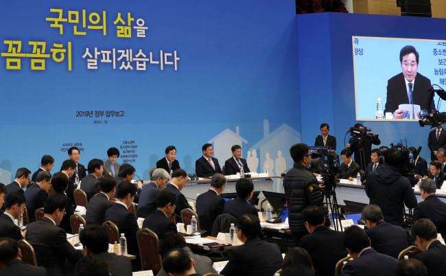 <YONHAP PHOTO-4006> 총리 주재 첫 업무보고 (세종=연합뉴스) 이진욱 기자 = 18일 오후 정부세종청사 세종컨벤션에서 이낙연 총리 주재로 정부업무보고가 열리고 있다. 2018.1.18 cityboy@yna.co.kr/2018-01-18 14:11:13/ <저작권자 ⓒ 1980-2018 ㈜연합뉴스. 무단 전재 재배포 금지.>
<YONHAP PHOTO-4006> 총리 주재 첫 업무보고 (세종=연합뉴스) 이진욱 기자 = 18일 오후 정부세종청사 세종컨벤션에서 이낙연 총리 주재로 정부업무보고가 열리고 있다. 2018.1.18 cityboy@yna.co.kr/2018-01-18 14:11:13/ <저작권자 ⓒ 1980-2018 ㈜연합뉴스. 무단 전재 재배포 금지.>