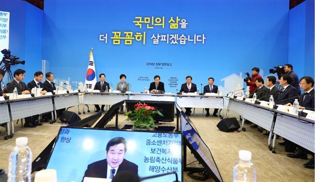 2018년 정부 업무보고 첫번째 순서로 고용노동부, 보건복지부, 농림축산식품부, 해수부 등에 대한 업무보고가 18일 세종컨벤션센터에서 열렸다. 정부 새해 업무보고가 총리 주재로 전환된 가운데 이날 이낙연(가운데) 국무총리가 인사말을 하고 있다.  [제공=농림축산식품부]