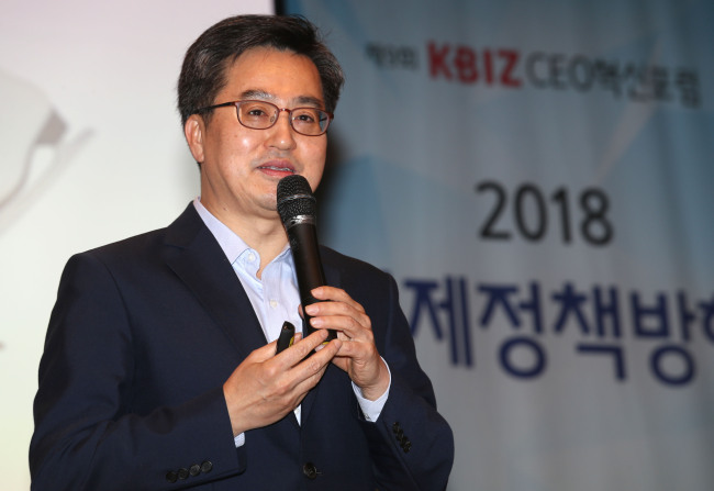 <YONHAP PHOTO-1940> 경제정책 방향 강연하는 김동연 부총리 (서울=연합뉴스) 정하종 기자 = 김동연 부총리 겸 기획재정부장관이 18일 오전 서울 영등포구 중소기업중앙회에서 열린 '중소기업 CEO 혁신포럼'에서 강연하고 있다. 2018.1.18 chc@yna.co.kr/2018-01-18 07:57:58/ <저작권자 ⓒ 1980-2018 ㈜연합뉴스. 무단 전재 재배포 금지.>
<YONHAP PHOTO-1940> 경제정책 방향 강연하는 김동연 부총리 (서울=연합뉴스) 정하종 기자 = 김동연 부총리 겸 기획재정부장관이 18일 오전 서울 영등포구 중소기업중앙회에서 열린 '중소기업 CEO 혁신포럼'에서 강연하고 있다. 2018.1.18 chc@yna.co.kr/2018-01-18 07:57:58/ <저작권자 ⓒ 1980-2018 ㈜연합뉴스. 무단 전재 재배포 금지.>