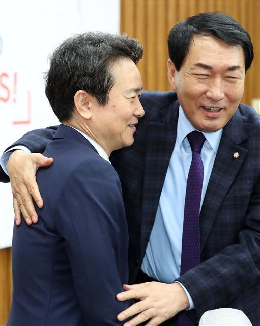 <YONHAP PHOTO-5295> 환영받는 남경필 경기도지사 (서울=연합뉴스) 김현태 기자 = 19일 오전 국회 본청에서 열린 자유한국당 원내대책회의에서 최근 복당한 남경필 경기도지사(왼쪽)가 참석해 환영을 받고 있다. 2018.1.19 mtkht@yna.co.kr/2018-01-19 09:13:54/ <저작권자 ⓒ 1980-2018 ㈜연합뉴스. 무단 전재 재배포 금지.>