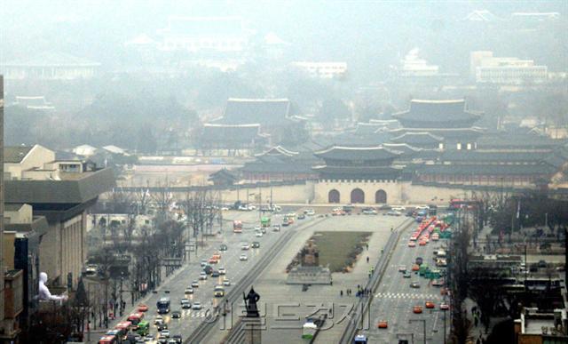 미세먼지에 갇힌 광화문. [헤럴드경제DB]