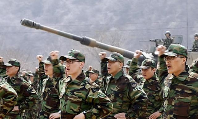 New Army recruits train at a boot camp in this undated file photo. (Yonhap)
