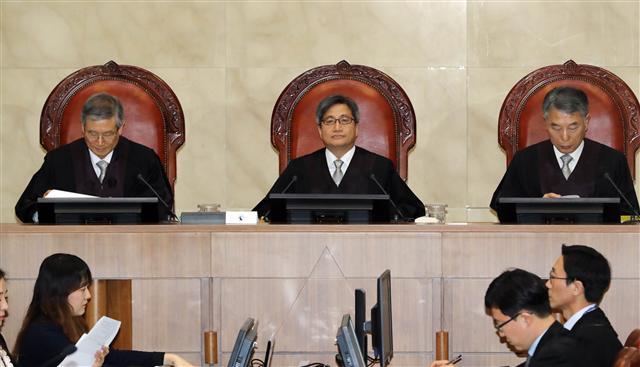 대법원 전원합의체는 18일 환경미화원 강모씨 등이 경기도 성남시를 상대로 낸 임금 등 청구 소송 상고심의 공개변론을 진행했다.김명수 대법원장과 대법관들과 서울 서초구 대법원에서 열린 전원합의체 공개변론에 참석하는 모습.  [연합뉴스]