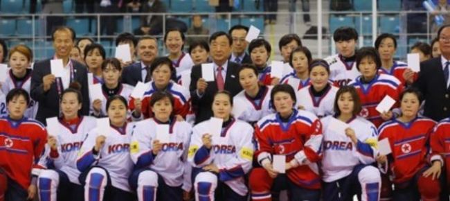 South and North Korean players pose after their Division II, Group A match at the IIHF Women's World Championship, at Gangneung Hockey Centre in the namesake city, 237 kilometers east of Seoul, on April 6, 2017. (Yonhap)