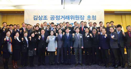 19일 한국프랜차이즈산업협회·한국경제사회연구소·여의도정책포럼 주최로 열린 강연회 및 협회 신년 하례식 참석한 김상조 위원장과 관계자들이 포즈를 취하고 있다.