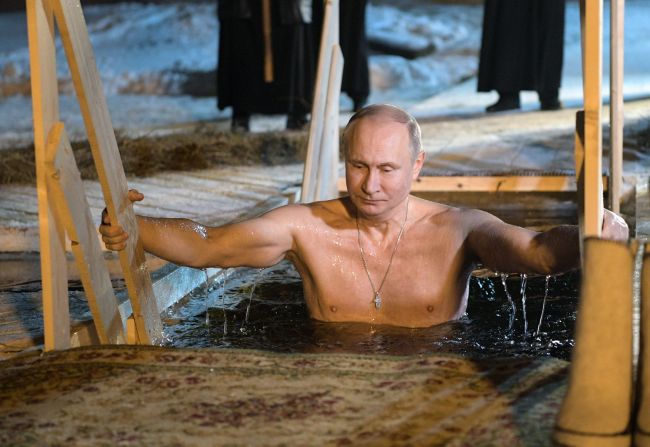 Russian President Vladimir Putin plunges into the icy waters of lake Seliger during the celebration of the Epiphany holiday in Russia's Tver region early on January 19, 2018. (AFP-Yonhap)