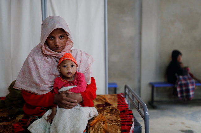 One year-old Zannat Ara, a Rohingya refugee child suffering from malnutrition, is seen with her mother at the Action Against Hunger centre at Kutupalong camp, near Cox's Bazar, Bangladesh January 15, 2018. (Reuters-Yonhap)