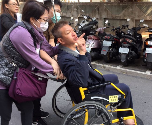 This photograph by Taiwan agency CNA Photo taken on January 19, 2018 shows Taiwanese businessman Chen Shih-hsien (R), who is under investigation on suspicions of selling oil to North Korea, being rushed to hospital in Kaohsiung (AFP-Yonhap)