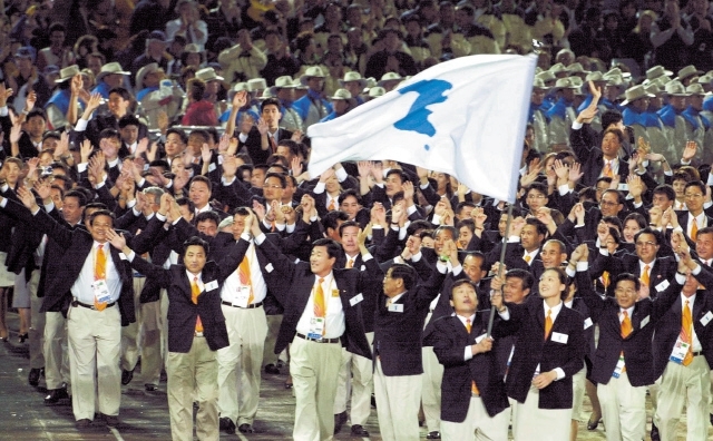 Athletes from the two Koreas march together under a "unification flag" depicting their peninsula during the opening and closing ceremonies of the 2000 Sydney Olympics. (Yonhap)