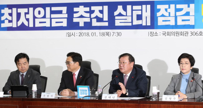 18일 오전 국회 정책위 간담회실에서 열린 '최저임금 추진 실태 점검' 당정 협의에서 더불어민주당 김태년 정책위의장이 모두발언하고 있다.[사진=연합뉴스]
18일 오전 국회 정책위 간담회실에서 열린 '최저임금 추진 실태 점검' 당정 협의에서 더불어민주당 김태년 정책위의장이 모두발언하고 있다.[사진=연합뉴스]