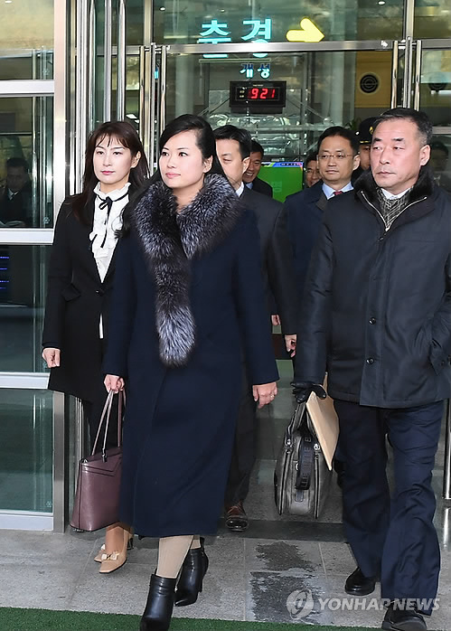 현송월 삼지연 관현악단 단장 등 북한 평창 동계올림픽 예술단 공연을 위한 사전점검단이 21일 오전 남북출입사무소를 나서고 있다. 2018.1.21 (통일부 제공=연합뉴스)