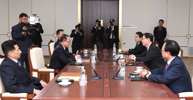 South Korea’s Vice Unification Minster Chun Hae-sung (second to the right) held a meeting with this North Korean counterpart Jon Jong-su at the truce village of Panmunjeon Wednesday. Yonhap