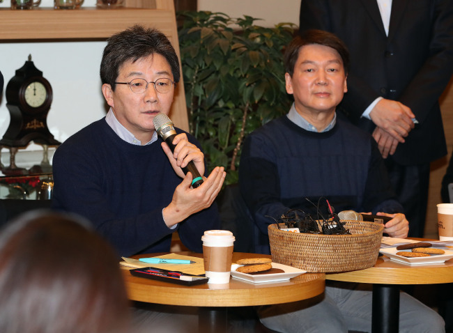 바른정당 유승민 대표(왼쪽)와 국민의당 안철수 대표가 21일 오후 서울 여의도 국회 인근 카페에서 열린 공동기자회견에서 양당의 통합과 관련한 질문에 답하고 있다.[사진=연합뉴스]
바른정당 유승민 대표(왼쪽)와 국민의당 안철수 대표가 21일 오후 서울 여의도 국회 인근 카페에서 열린 공동기자회견에서 양당의 통합과 관련한 질문에 답하고 있다.[사진=연합뉴스]