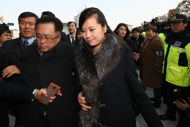현송월 삼지연관현악단 단장이 이끄는 북한 예술단 사전점검단이 21일 오후 강릉아트센터로 들어서고 있다. [사진=공동취재단]
현송월 삼지연관현악단 단장이 이끄는 북한 예술단 사전점검단이 21일 오후 강릉아트센터로 들어서고 있다. [사진=공동취재단]