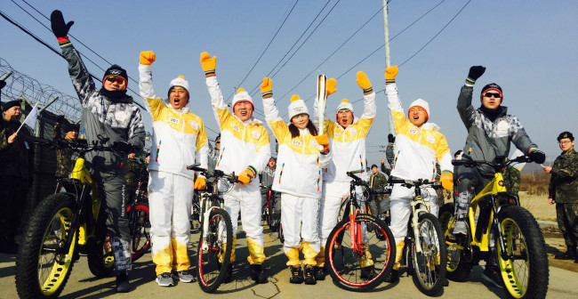 Torch relay for PyeongChang Olympics (Yonhap)