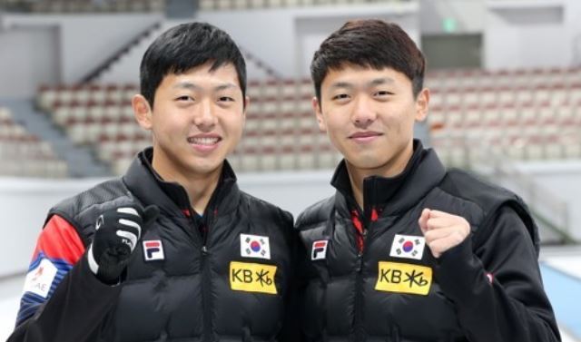 South Korean curler Lee Ki-bok (L) and Lee Ki-jeong pose for a photo in Gangneung, some 240 kilometers east of Seoul, in this file photo taken on Nov. 27, 2017. (Yonhap)