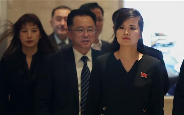 <YONHAP PHOTO-2986> 식당 향하는 현송월 단장 (강릉=연합뉴스) 양지웅 기자 = 현송월 삼지연관현악단 단장을 비롯한 북한 예술단 사전점검단이 22일 오전 강원 강릉 스카이베이경포호텔에서 조식을 위해 이동하고 있다. 2018.1.22 yangdoo@yna.co.kr/2018-01-22 08:02:39/ <저작권자 ⓒ 1980-2018 ㈜연합뉴스. 무단 전재 재배포 금지.>