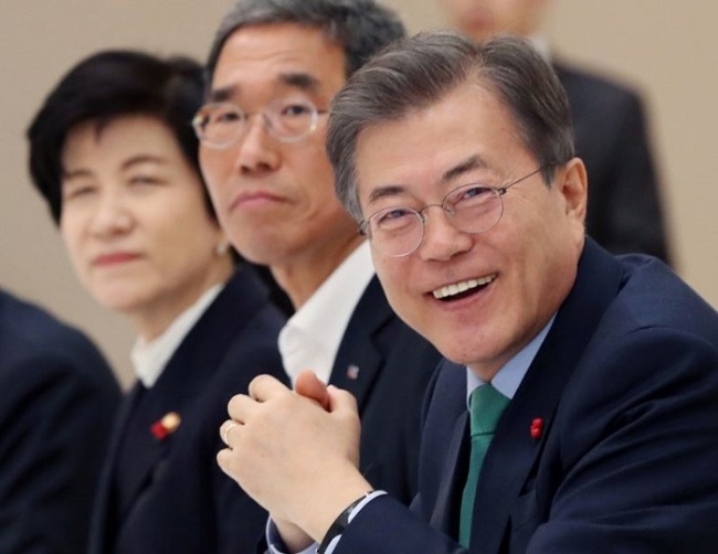 President Moon Jae-in (right)(Yonhap)