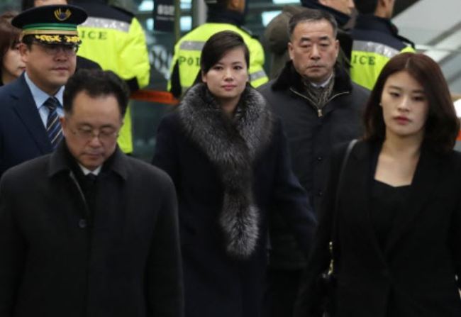 Hyon Song-wol, center, head of a North Korean delegation, arrives at Seoul Station on Jan. 21, 2018. (Yonhap)