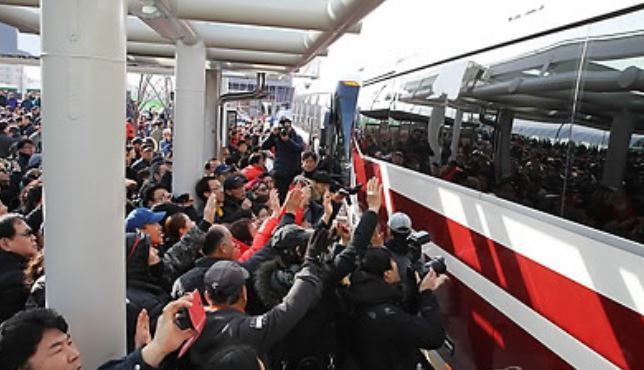 South Korean people welcome a North Korean delegation at Gangneung Station on Jan. 21, 2018. (Yonhap)
