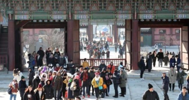Tourists at Gyeongbok Palace, the main royal palace of the Joseon Dynasty, in downtown Seoul, on Jan. 6, 2018. (Yonhap)