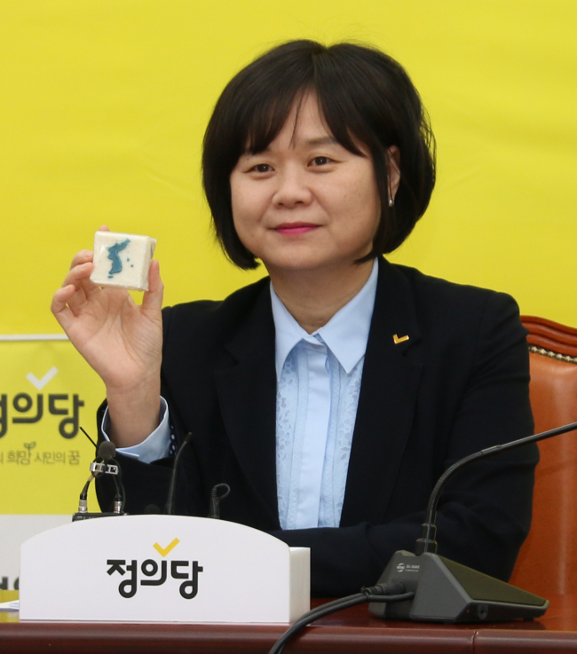 정의당 이정미 대표가 22일 국회에서 열린 신년기자회견에서 한반도 그림이 그려진 떡을 들어 보이고 있다.[사진=연합뉴스]
정의당 이정미 대표가 22일 국회에서 열린 신년기자회견에서 한반도 그림이 그려진 떡을 들어 보이고 있다.[사진=연합뉴스]