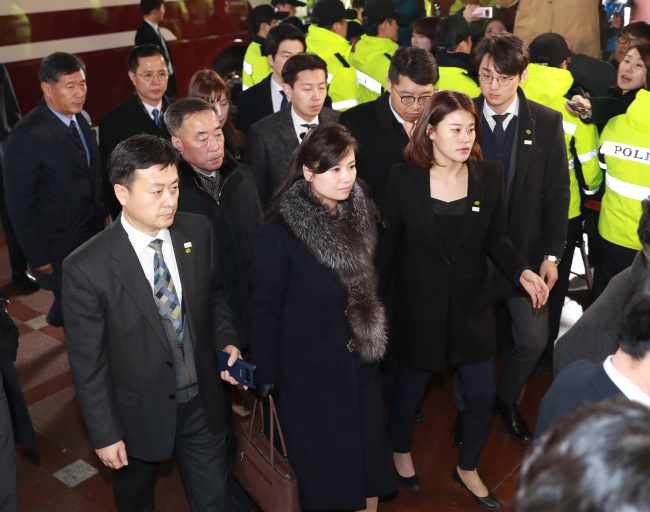 Hyon Song-wol (center, front row) visits a hotel in Seoul on Monday escorted by South Korean officials under heavy police presence. Yonhap