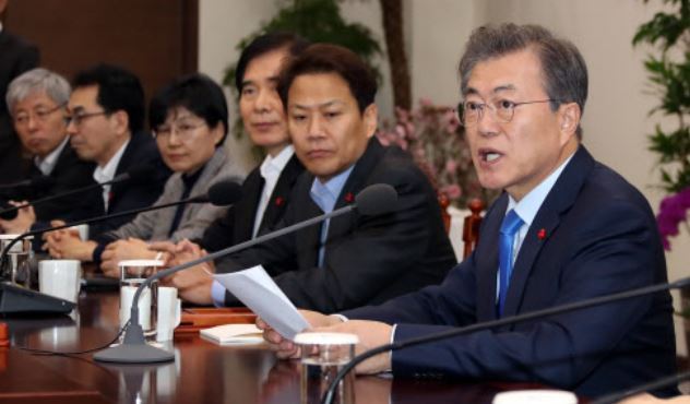 President Moon Jae-in (right)(Yonhap)