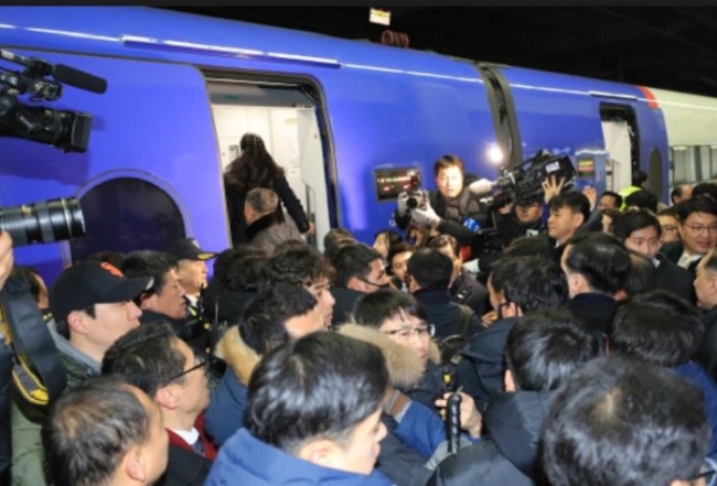 Reporters crowd the KTX train (Yonhap)