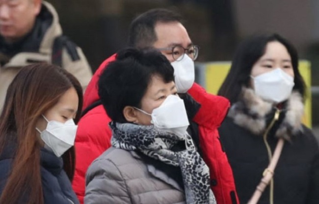 Seoul’s citizens wear masks to protect themselves against air pollution Saturday. (Yonhap)