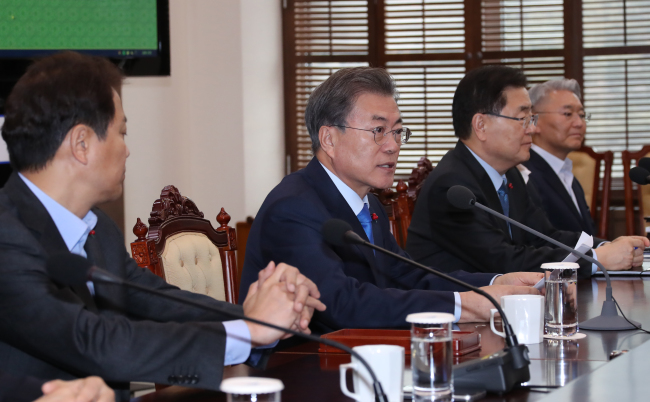 President Moon Jae-in holds a meeting with senior aides at Cheong Wa Dae on Monday. Yonhap