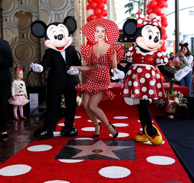 <YONHAP PHOTO-1105> Singer Katy Perry poses with the characters of Mickey Mouse and Minnie Mouse at the unveiling of the star for Minnie Mouse on the Hollywood Walk of Fame in Los Angeles, California, U.S., January 22, 2018. REUTERS/Mario Anzuoni/2018-01-23 07:20:15/ <저작권자 ⓒ 1980-2018 ㈜연합뉴스. 무단 전재 재배포 금지.>