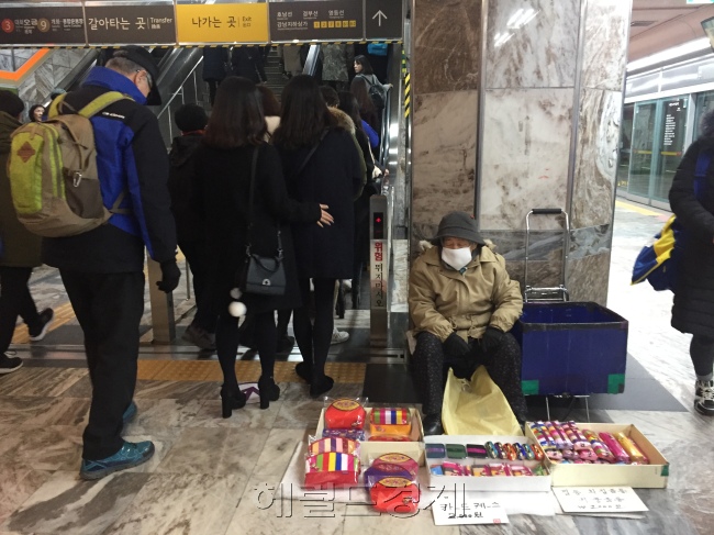 서울지하철 7호선 고속터미널역 플랫폼에서 물품을 판매하고 있는 잡상인들의 모습.