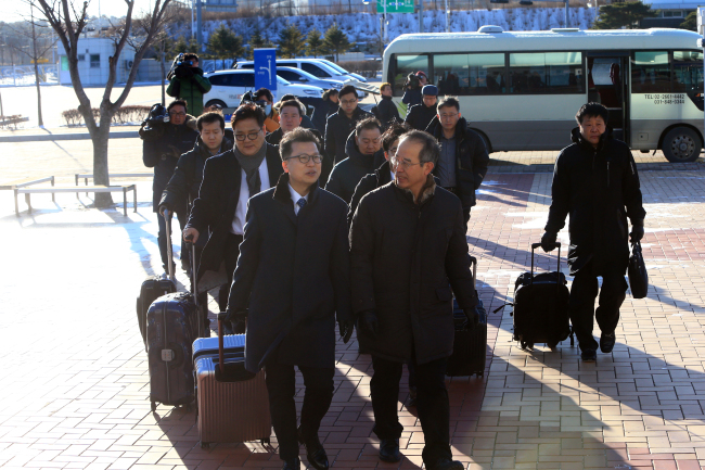 A South Korean delegation arrives at the Donghae Highway Transit Office at the East Sea Line to cross the border to North Korea on Tuesday. (Yonhap)