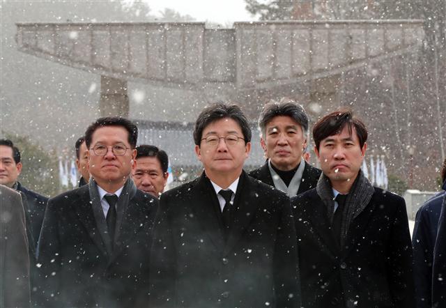바른정당 유승민 대표가 23일 오전 광주 북구 운정동 국립5·18민주묘지를 최고위원들과 함께 방문해 함박눈을 맞으며 참배하고 있다. 유 대표와 국민의당 안철수 대표는 이날 함께 광주를 찾아 양당 통합으로 탄생할 이른바 ‘통합개혁신당’(가칭)에 대한 호남 민심을 살폈다. 　  [연합뉴스]
