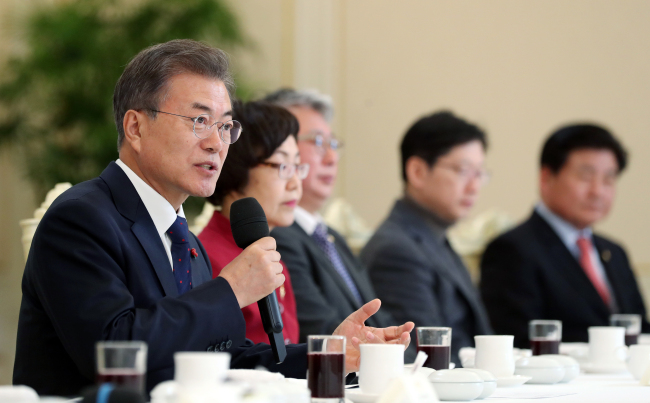 대통령이 23일 낮 청와대 인왕실에서 더불어민주당 원내지도부를 초청해 오찬을 함께하며 얘기를 나누고 있다.[사진=연합뉴스]
대통령이 23일 낮 청와대 인왕실에서 더불어민주당 원내지도부를 초청해 오찬을 함께하며 얘기를 나누고 있다.[사진=연합뉴스]