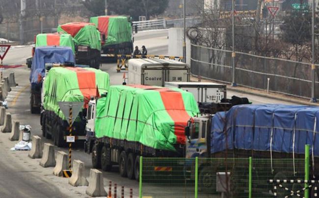 South Korean trucks loaded with sacks of flour for North Koreans left for the North Korean city of Kaesong. (Yonhap)