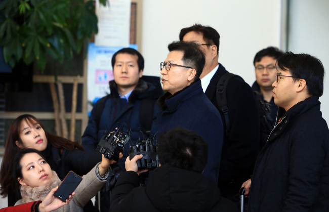 A twelve-member South Korean delegation talks to reporters at the Donghae Highway Transit Office at the East Sea Line before crossing the border to North Korea on Tuesday. (Yonhap)