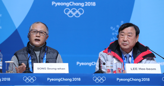 23일 강원 평창군 메인프레스센터에서 열린 개폐회식 미디어브리핑에서 송승환 개폐회식 총감독이 기자들의 질문에 답하고 있다. [사진=연합뉴스]