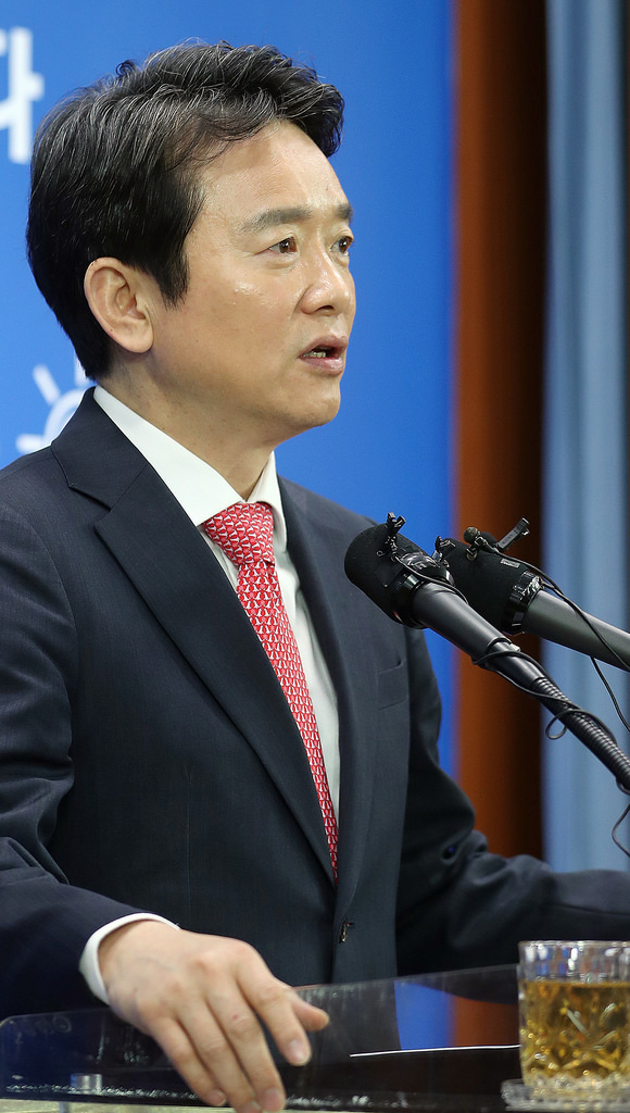 남경필 경기도지사가 23일 경기도청에서 미세먼지 관련 기자회견을 열고있다.[사진제공=경기도]
남경필 경기도지사가 23일 경기도청에서 미세먼지 관련 기자회견을 열고있다.[사진제공=경기도]