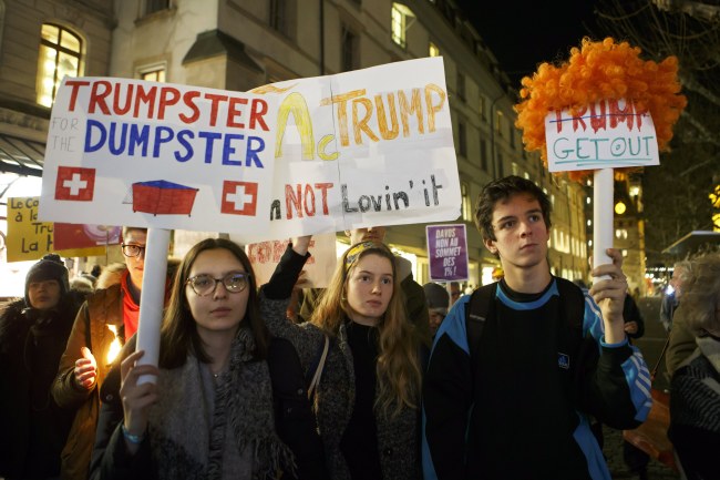 <YONHAP PHOTO-2531> epa06468503 Protesters march during the demonstration 'Trump not welcome!' against the upcoming visit of US President Donald Trump at the World Economic Forum (WEF) in Davos, at the place du Molard in Geneva, Switzerland, 23 January 2018. EPA/SALVATORE DI NOLFI/2018-01-24 06:02:11/ <저작권자 ⓒ 1980-2018 ㈜연합뉴스. 무단 전재 재배포 금지.>
<YONHAP PHOTO-2531> epa06468503 Protesters march during the demonstration 'Trump not welcome!' against the upcoming visit of US President Donald Trump at the World Economic Forum (WEF) in Davos, at the place du Molard in Geneva, Switzerland, 23 January 2018. EPA/SALVATORE DI NOLFI/2018-01-24 06:02:11/ <저작권자 ⓒ 1980-2018 ㈜연합뉴스. 무단 전재 재배포 금지.>