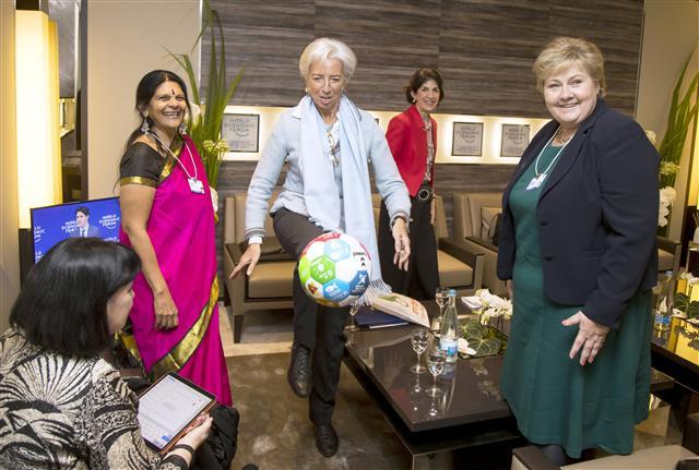 <YONHAP PHOTO-2527> epa06468508 IMF Director Christine Lagarde (C) reacts after kicking a football with the UN sustainability goals given her by the Norwegian Prime Minister Erna Solberg (R), during their meeting at the World Economic Forum (WEF) annual meeting in Davos, Switzerland, 23 January 2018. Spectators are General Secretary of the International Trade Union Confederation (ITUC), Sharan Burrow (L), social activist Chetna Sinha (2-L) and Director of CERN, Fabiola Gianotti (2-R). The Norwegian Prime Minister is one of 17 eminent persons assisting the UN Secretary-General in the campaign to achieve the Sustainable Development Goals (SDGs) that world leaders unanimously adopted in September 2015. The football with the SDGs has become one of her government's most beloved gimmicks. EPA/HEIKO JUNGE NORWAY OUT/2018-01-24 06:02:10/ <저작권자 ⓒ 1980-2018 ㈜연합뉴스. 무단 전재 재배포 금지.>