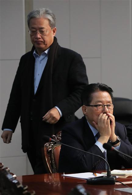 ‘깊어지는 고민?’  개혁신당창당추진위원회의 박지원 의원이 24일 오전 국회 의원회관에서 열린 정례회의에서 심각한 표정으로 얼굴을 만지고 있다. 왼쪽은 유성엽 의원.  [연합뉴스]